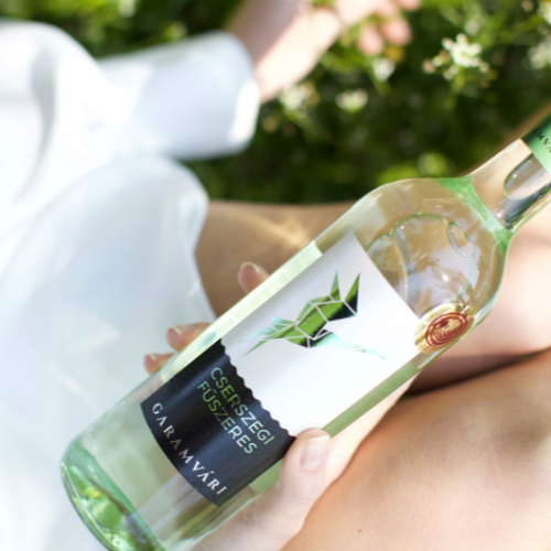 Garamvári Cserszegi Fűszeres fehérbor